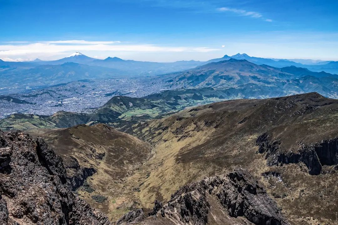 Daniel Lahuasi - Postales - Quito rodeado de volcanes, desde la cumbre ...
