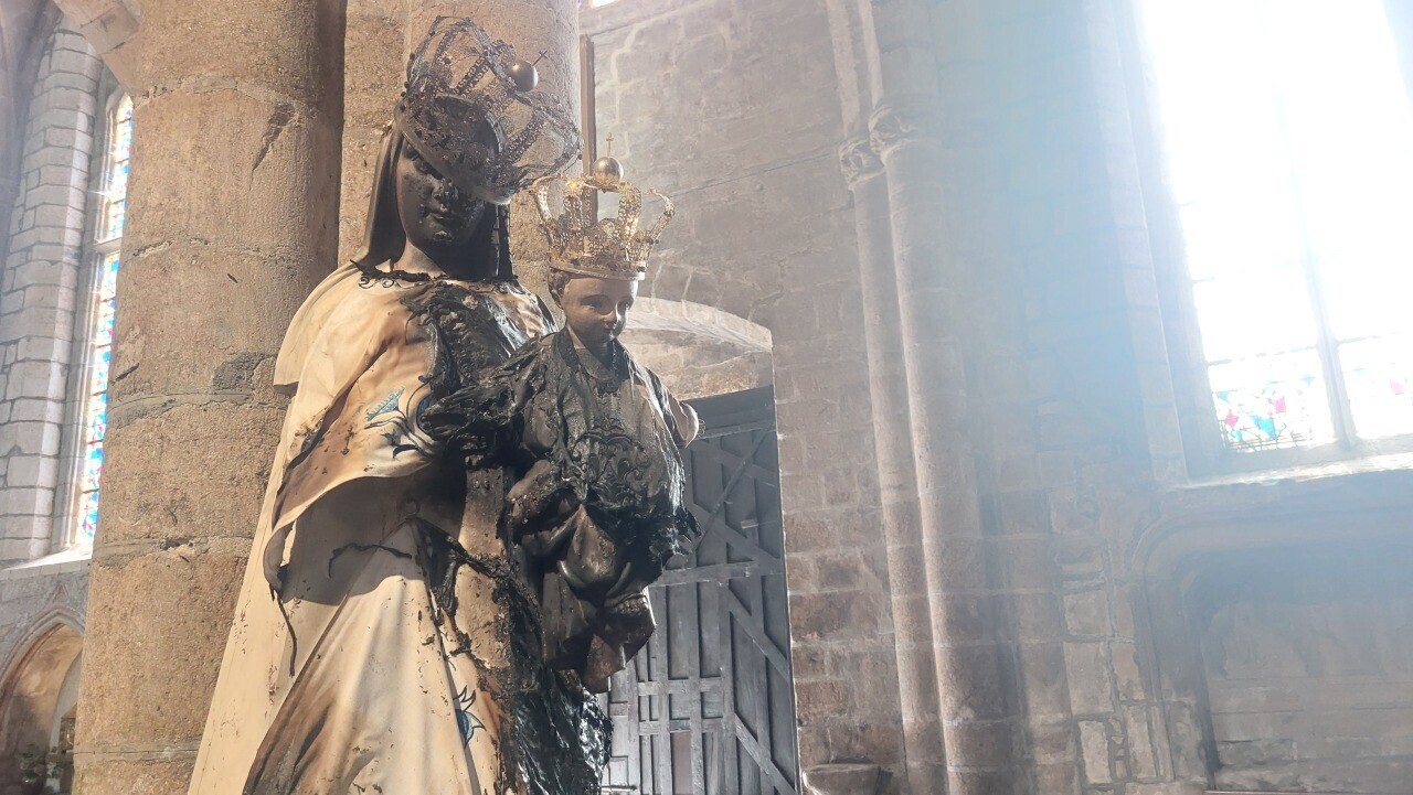 Actu Bretagne - Une statue de la Vierge incendiée pendant... | Facebook