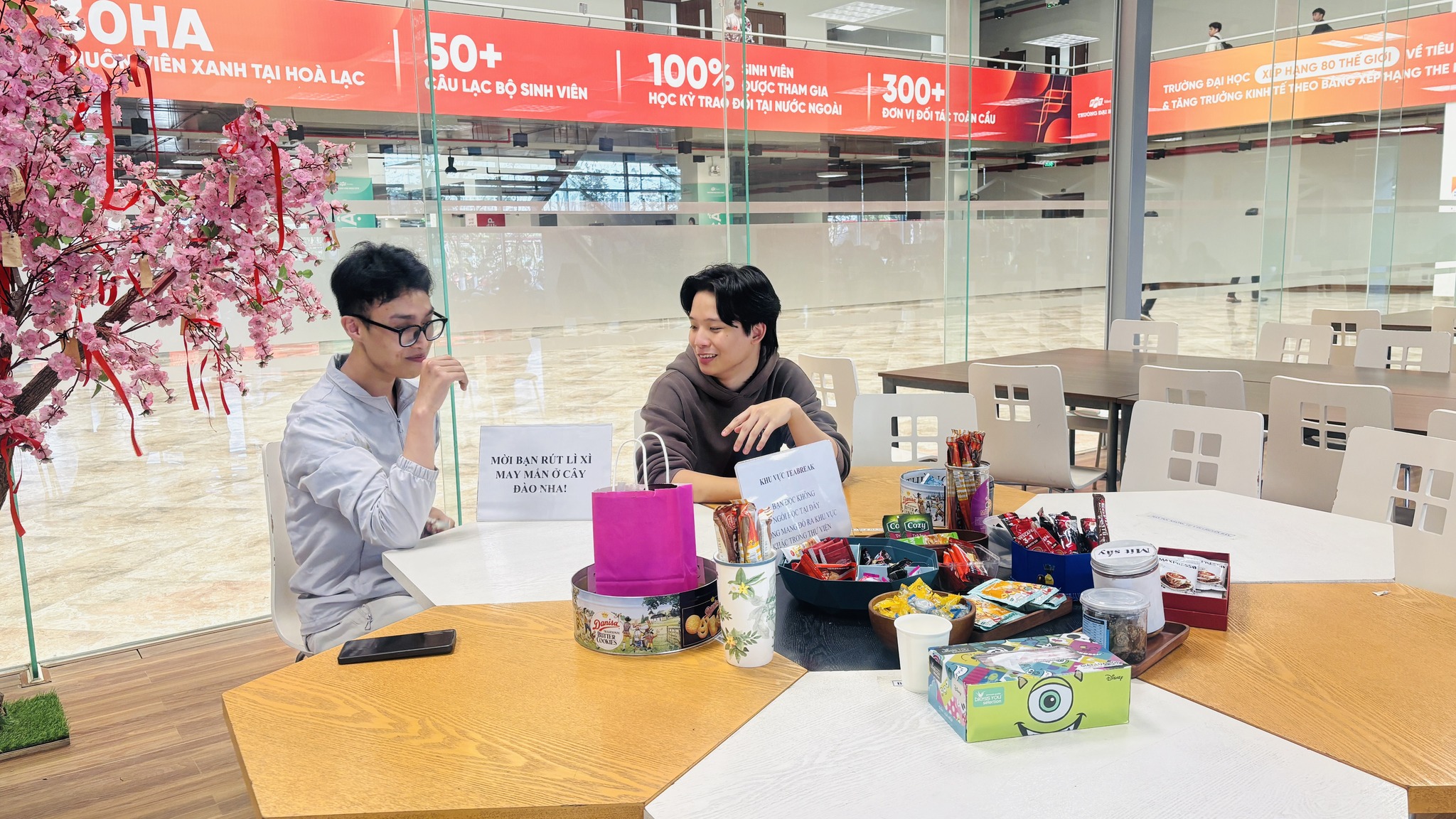 COFFEE SÁCH CHÀO XUÂN NGÀY 1,2 CÓ... - FPT University Library | Facebook