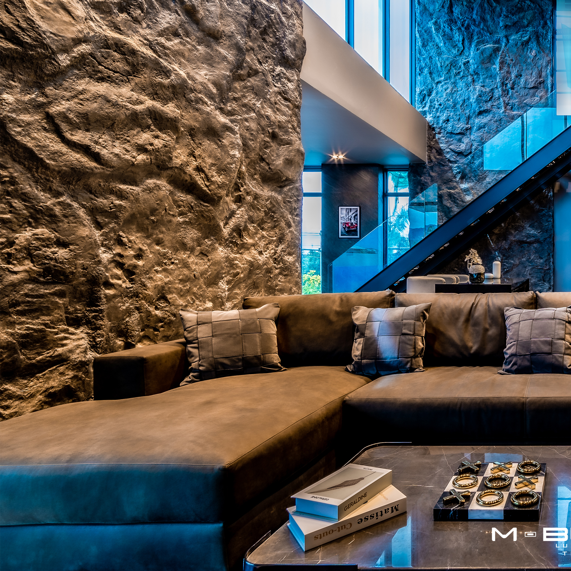 ห้องนอนขนาดใหญ่ มาในรูปแบบ Modern Luxury Dark Interior with Mountain ...