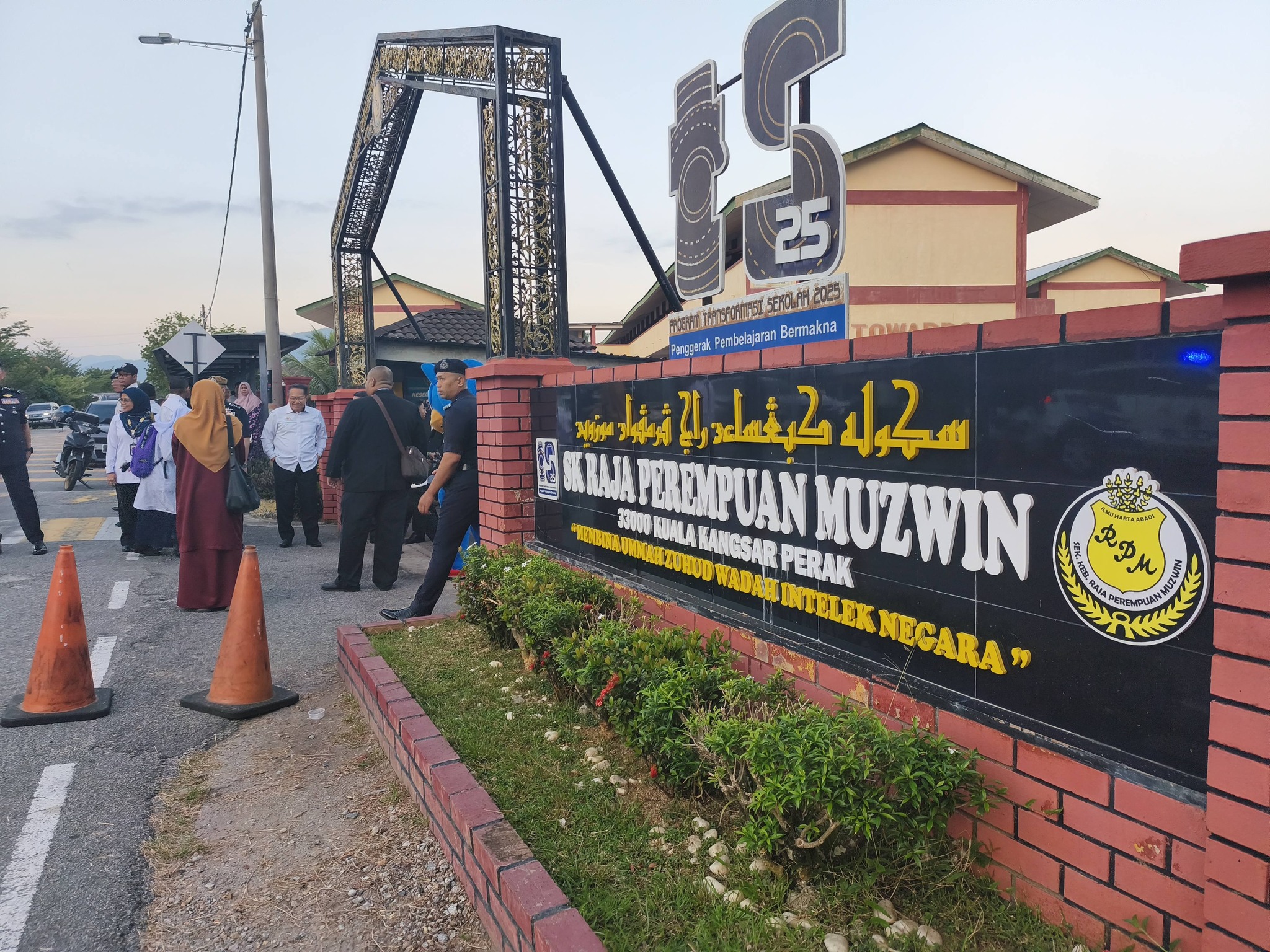 Sekolah... - Sekolah Kebangsaan Raja Perempuan Muzwin