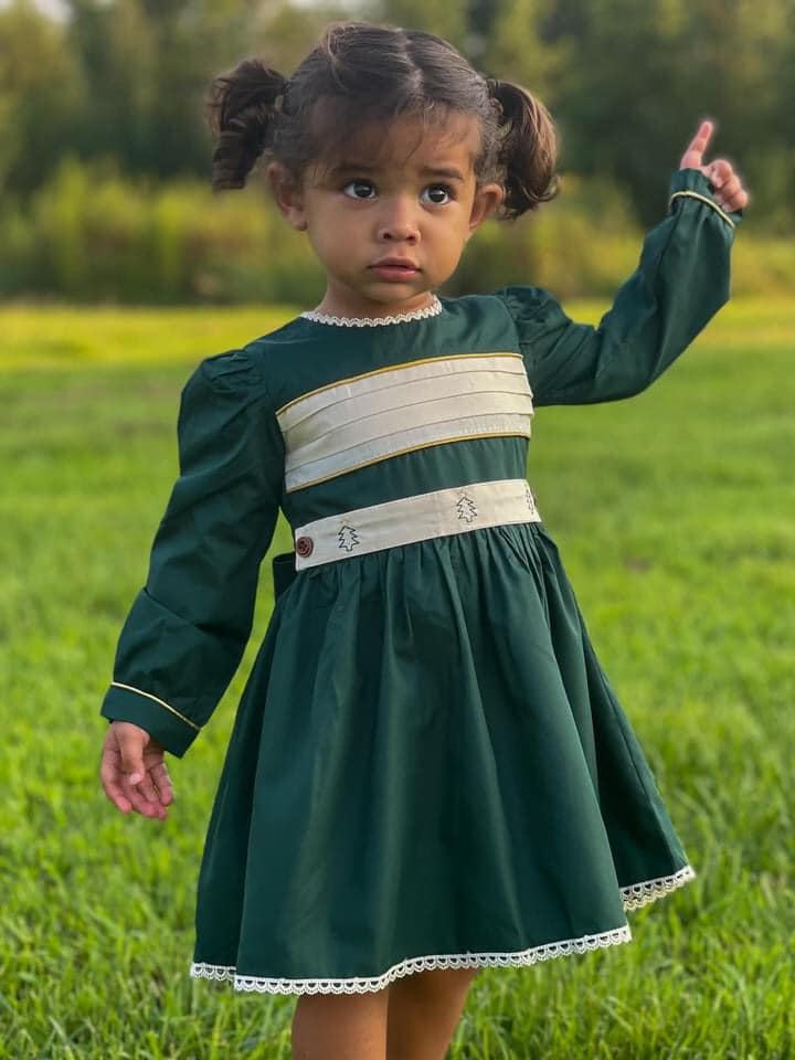 bonnie jean nutcracker dress green Festive set in size 4T. This outfit includes a sleeveless satin-finish dress with a Nutcracker-themed print, a gold ribbon bow at the waist, and a matching dark green harry