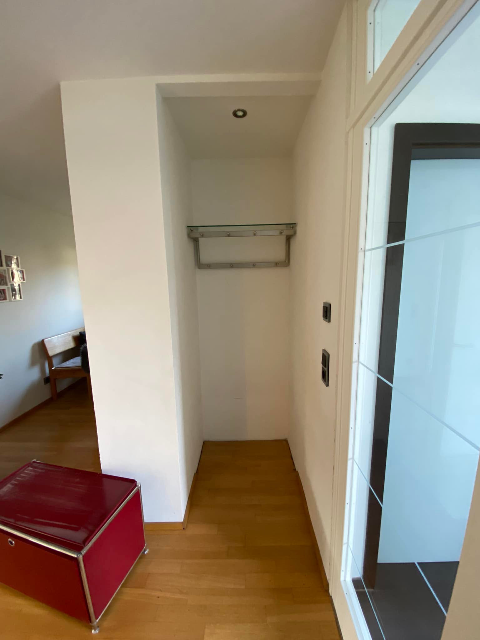 Wieder ein toller Vorher/Nachher Vergleich 🤩 Versteckte Garderobe in die Nische eingepasst! #garderobe #versteck #einbauschrank #möbelbau #meisterhand #handwerk #handwerkrockt #wiederschreinerkannskeiner #ilovemyjob #badkreuznach #badsobernheim #kirn