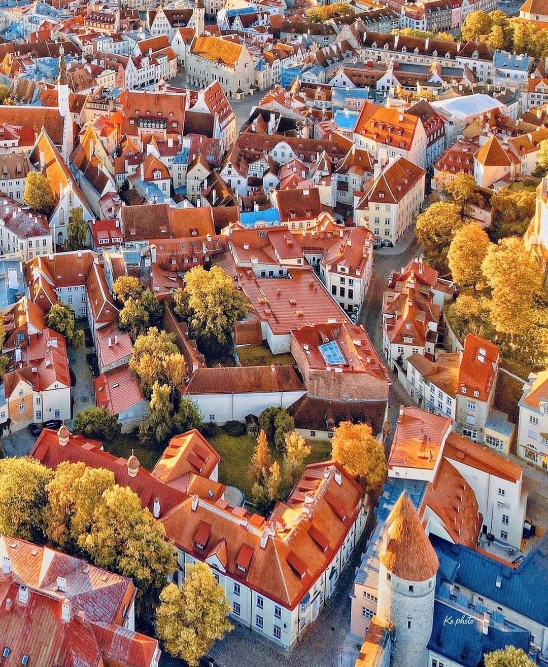 OrSim Viajes - 📍 TALLIN , ESTONIA Fundada en el siglo X,...