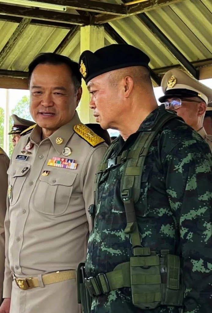 A JA - អនាគតនាយករដ្ឋមន្ត្រីសៀមថ្មីគឺ អនុធិន ដែលឈរជាប់មេទ័ពសៀមភាគ2 ...