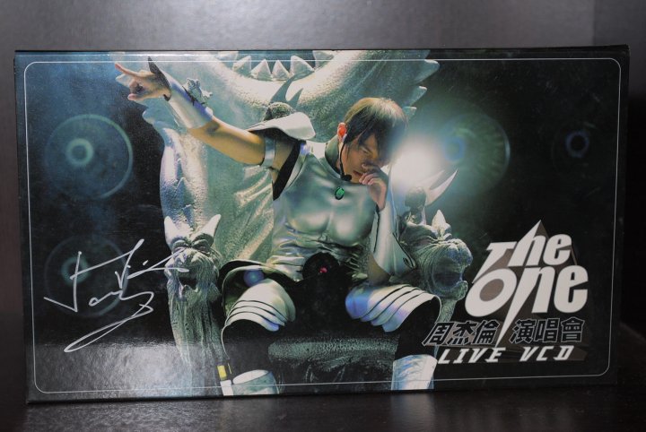 周杰倫- 發行日期: 2002/10/2【周杰倫The One 演唱會Live VCD】签名VCD