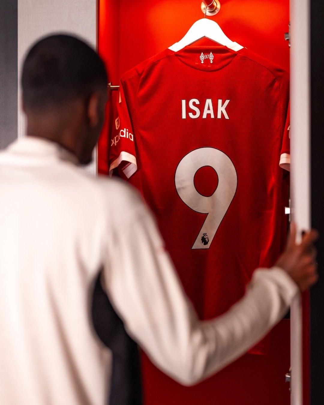 Alexander Isak will wear the No. 9️⃣ shirt at Liverpool!