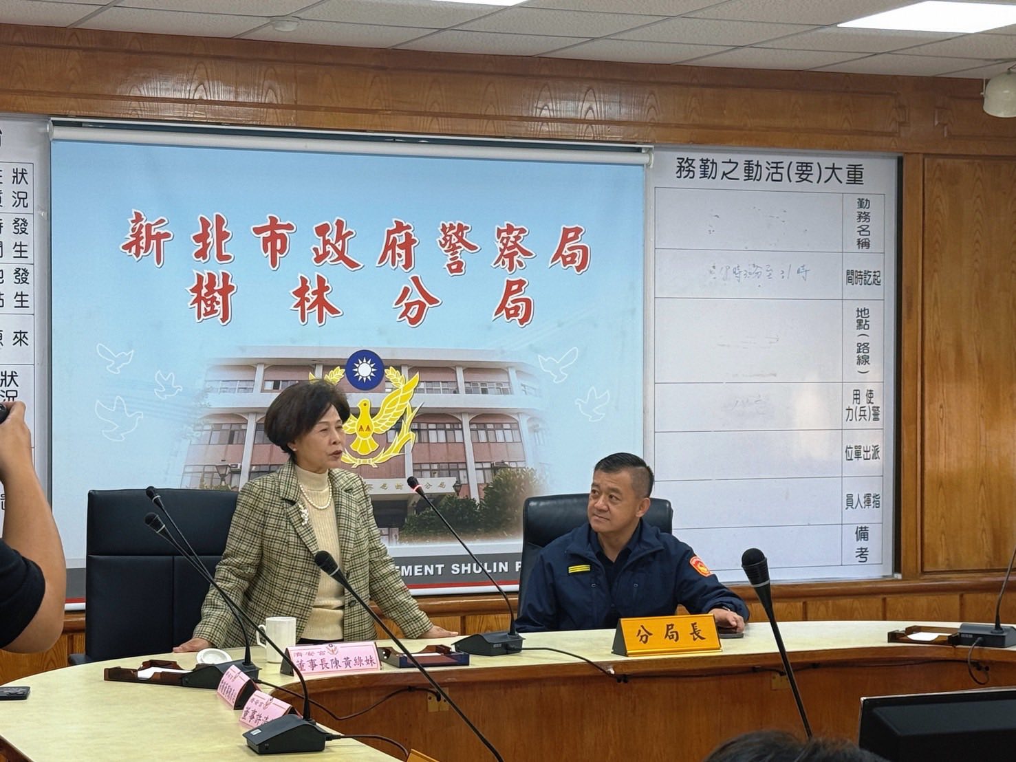 樹林分局警民話語 - 本分局三多派出所警員 #謝富全 #連皇政 接獲報案 稱機車行外有名老翁獨自在路上徘徊 需要警方協助🚨🆘 警方到場見雨勢 ...
