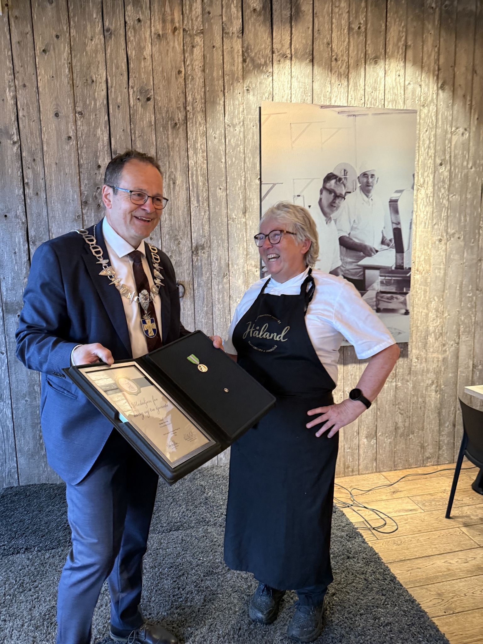 Medaljen for lang og tro tjeneste - De ansatte jublet da Lars Terje ...