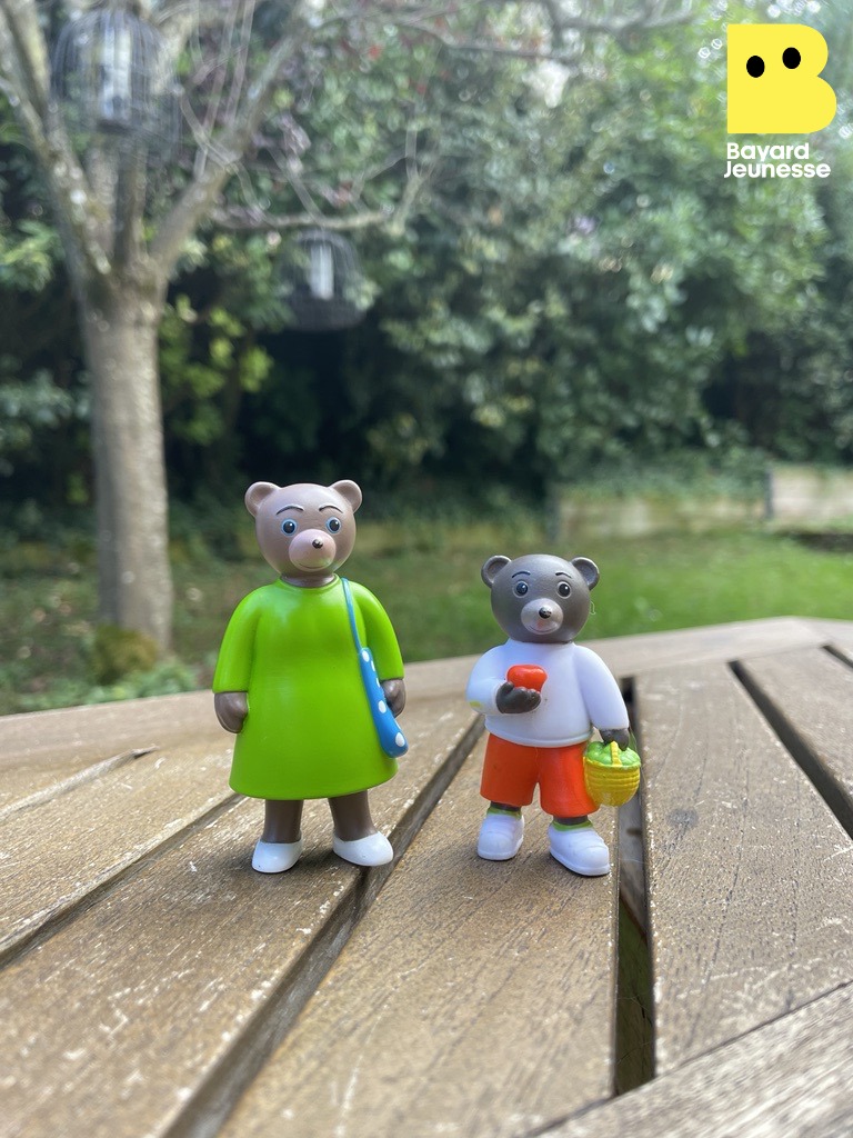 Figurine Petit Ours Brun Sur Luge Verte - Marque Daniele Bour - PVC - Occasion En Très Bon état