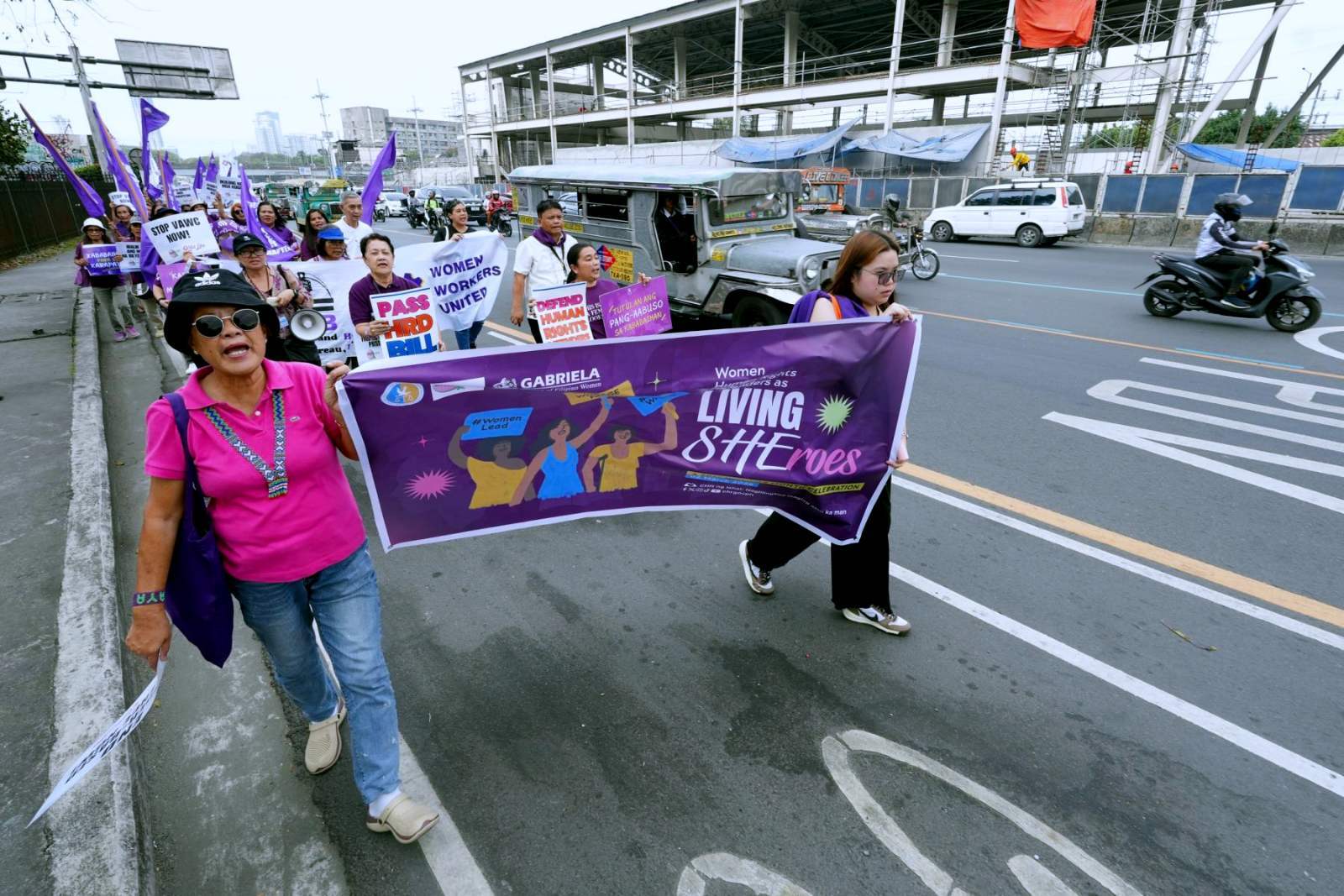 Philippine - Members of women’s groups march to the Commission on Human ...