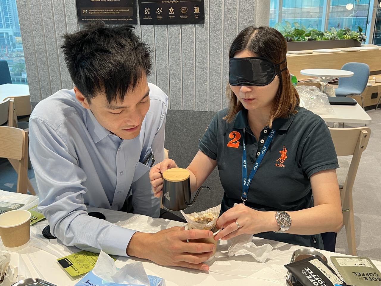 奧比斯香港 - 主禮嘉賓：中國人壽保險(海外)股份有限公司市場策劃部總經理唐秀珊小姐(左)、奧比斯香港總幹事劉慧思小姐(中)、香港眼科學會會長 ...