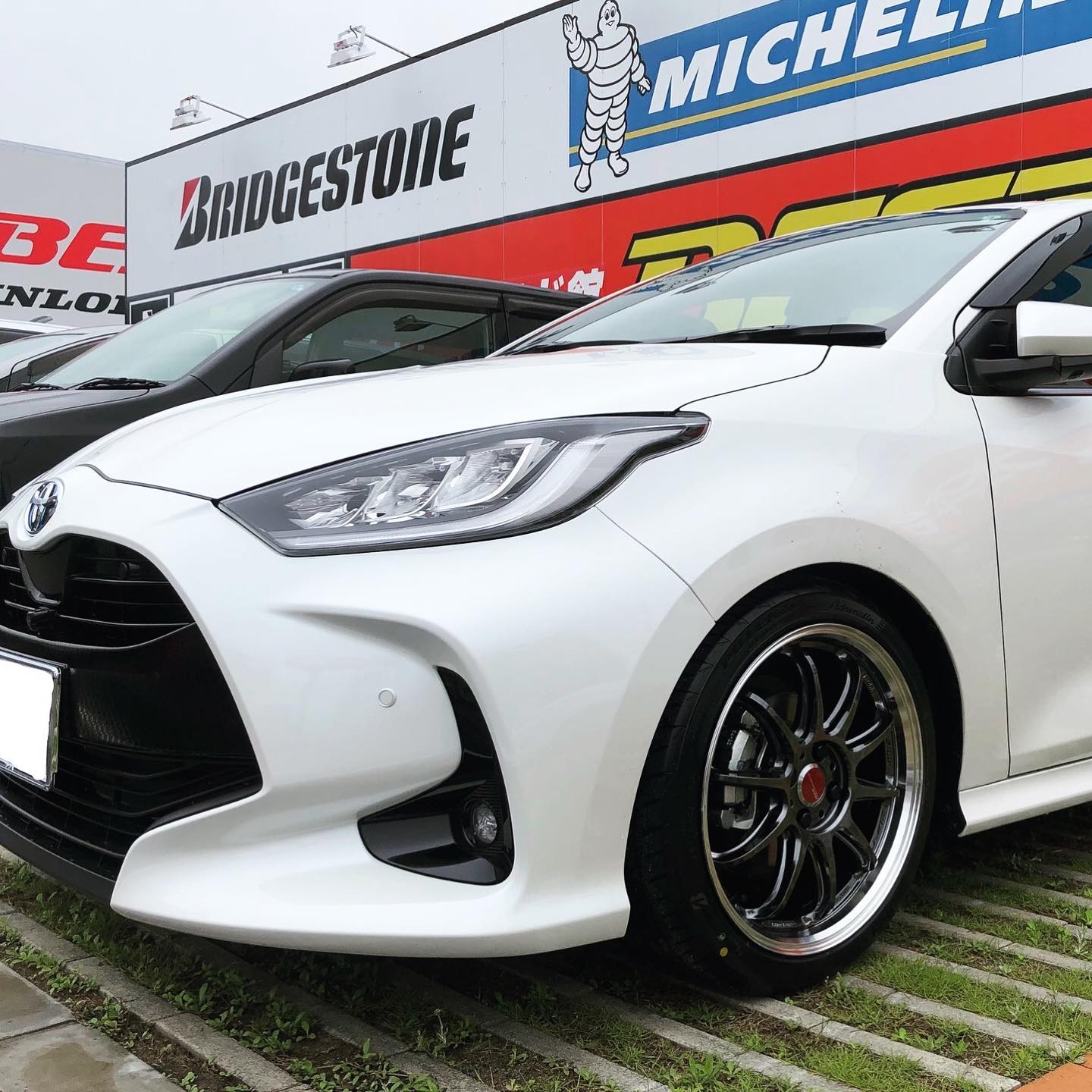 yaris×WORK エモーションZR10 17インチ装着。ホイールカラーはGTKRC