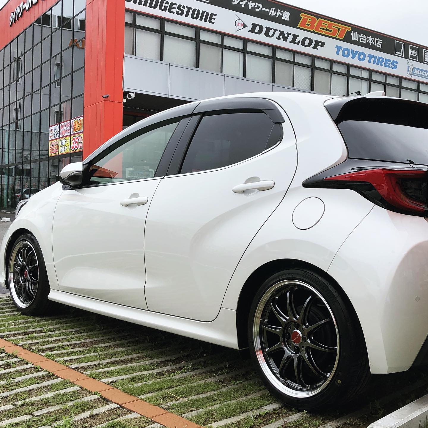 yaris×WORK エモーションZR10 17インチ装着。ホイールカラーはGTKRC