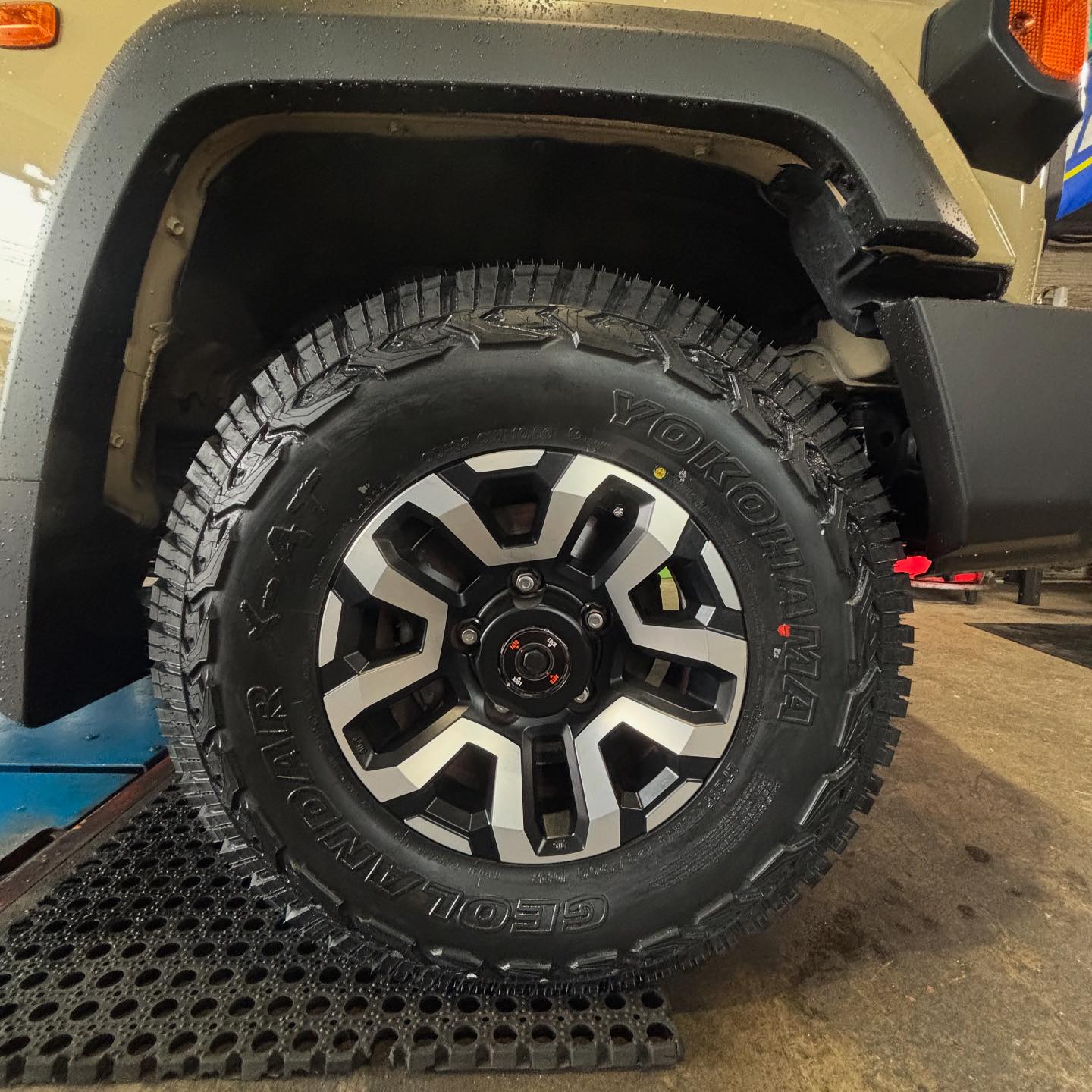 TOYOTA ランドクルーザー70 265/75R16 ヨコハマタイヤ ジオランダー 