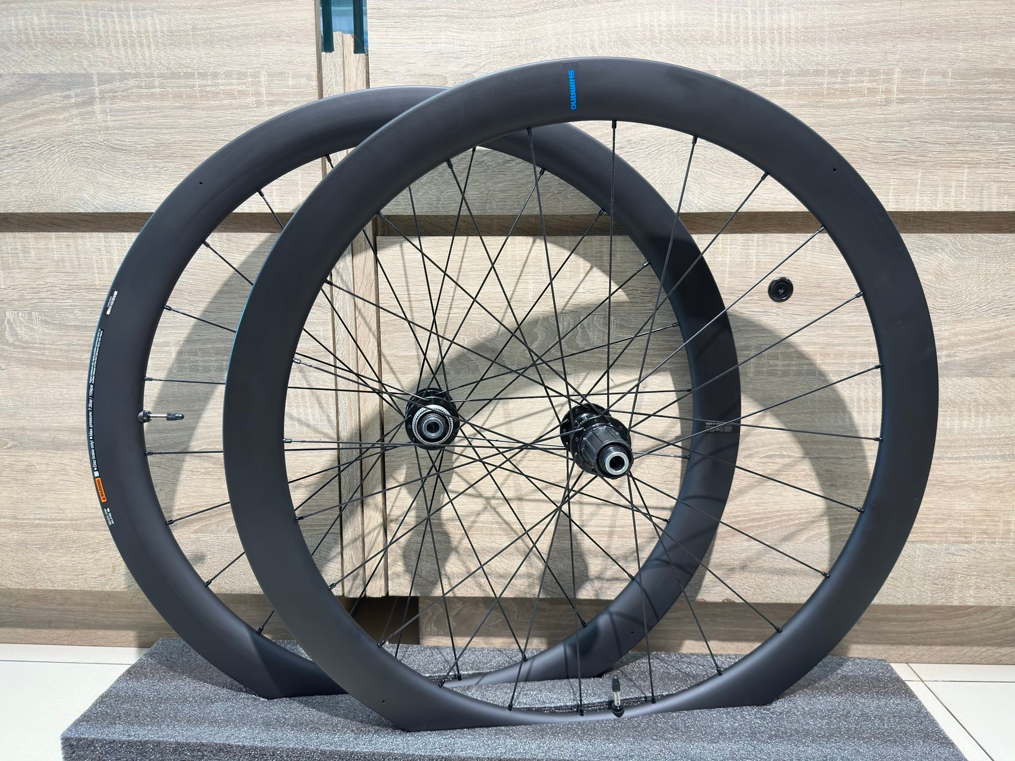 Shimano 105, RS710 C46 carbon wheelset Shimano WH-RS710 C46 Carbon 