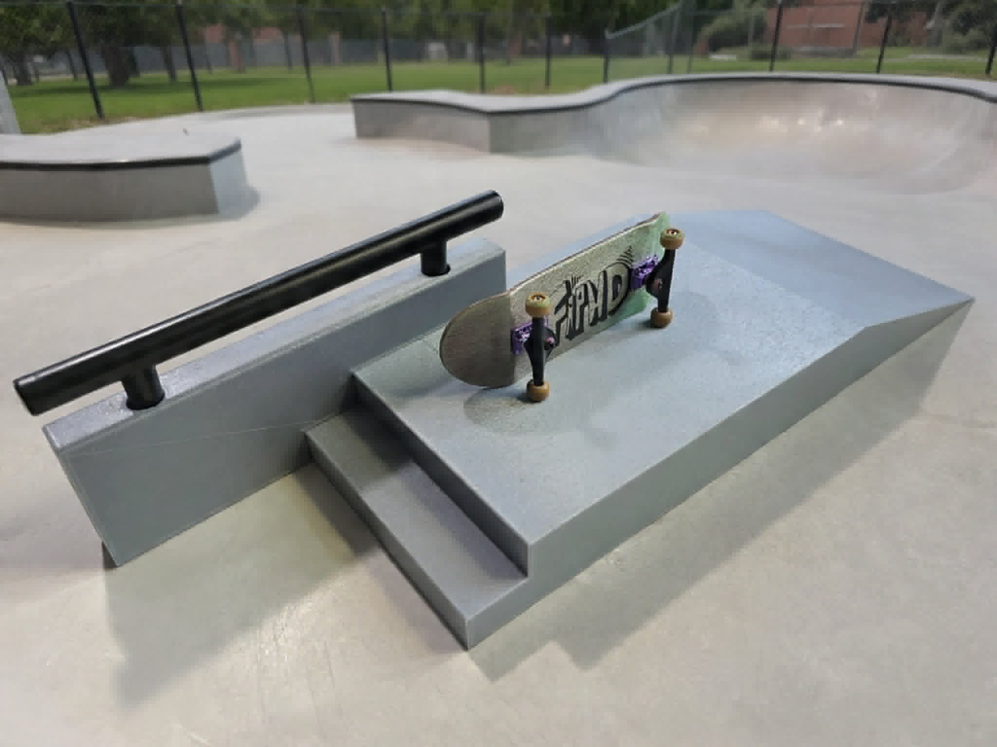 GRIP & TRICKS Finger Ramps Skate Park - Module Rampes Avec FingerToy (Modèle Aléatoire), Accessoire Fingerboard