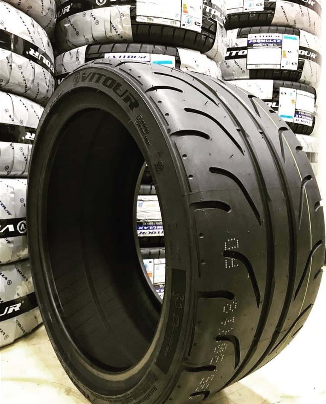 RACER - Llantas Vitour SemiSlicks Treadwear 200 Medidas