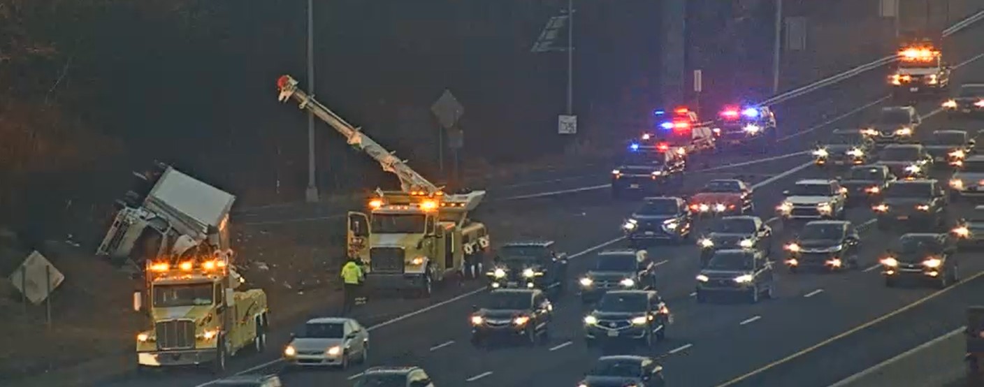 WDEL - 0730 B&F Towing rotators attempting to raise a roll over box ...