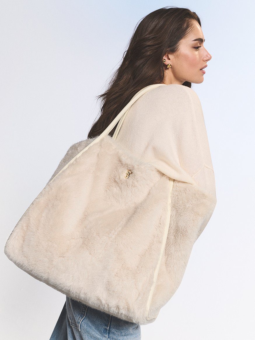 NEW: VICTORIA'S SECRET Faux-Fur Tote Bag ✨ 🏷️ ₱1,500 The