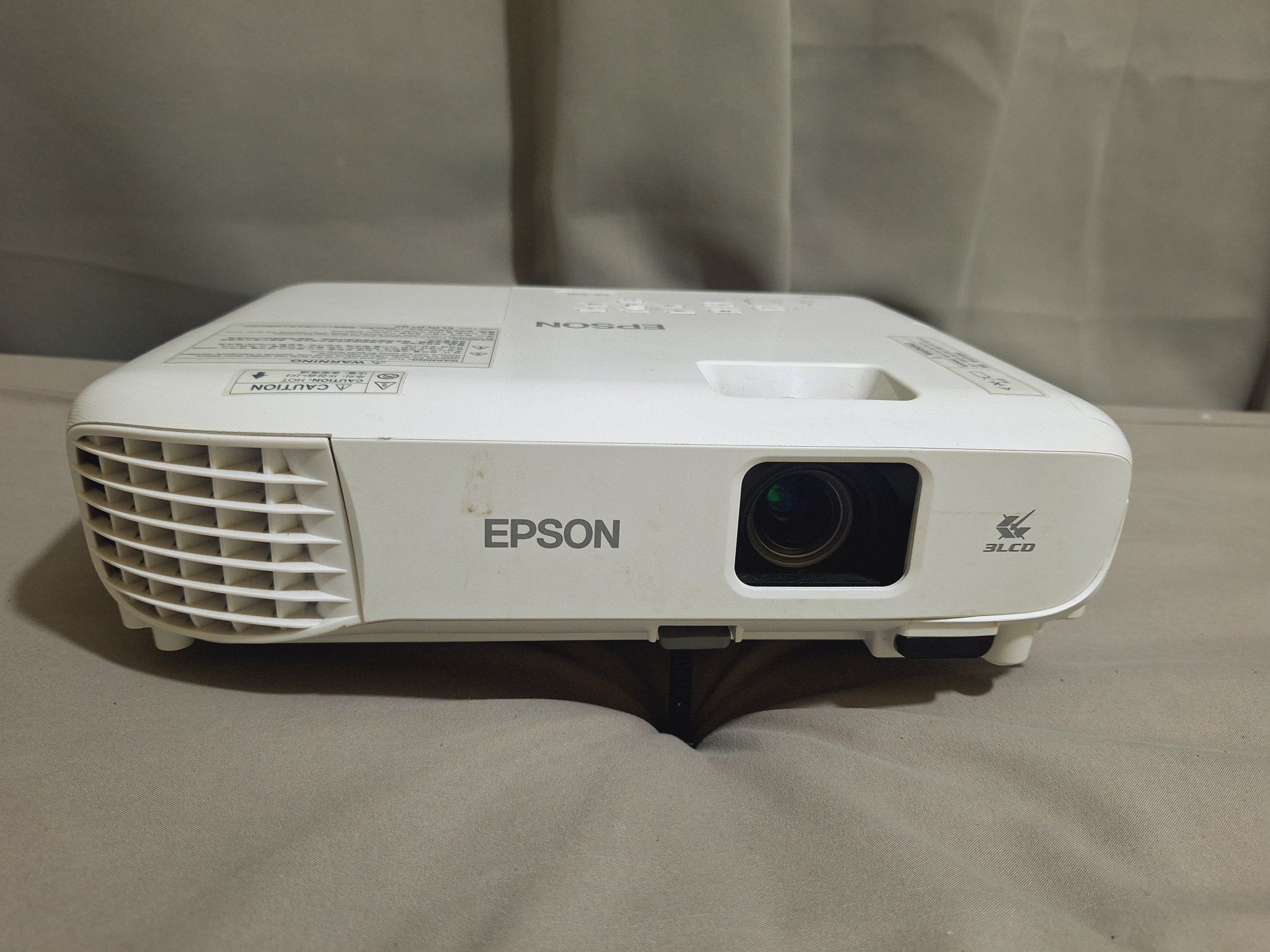 Decluttering! Epson EB-E01 Projector for sale. Good as new 