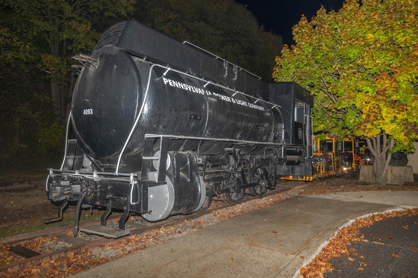 Coal - Pennsylvania Power & Light 4093 is a 0-6-0 fireless locomotive ...