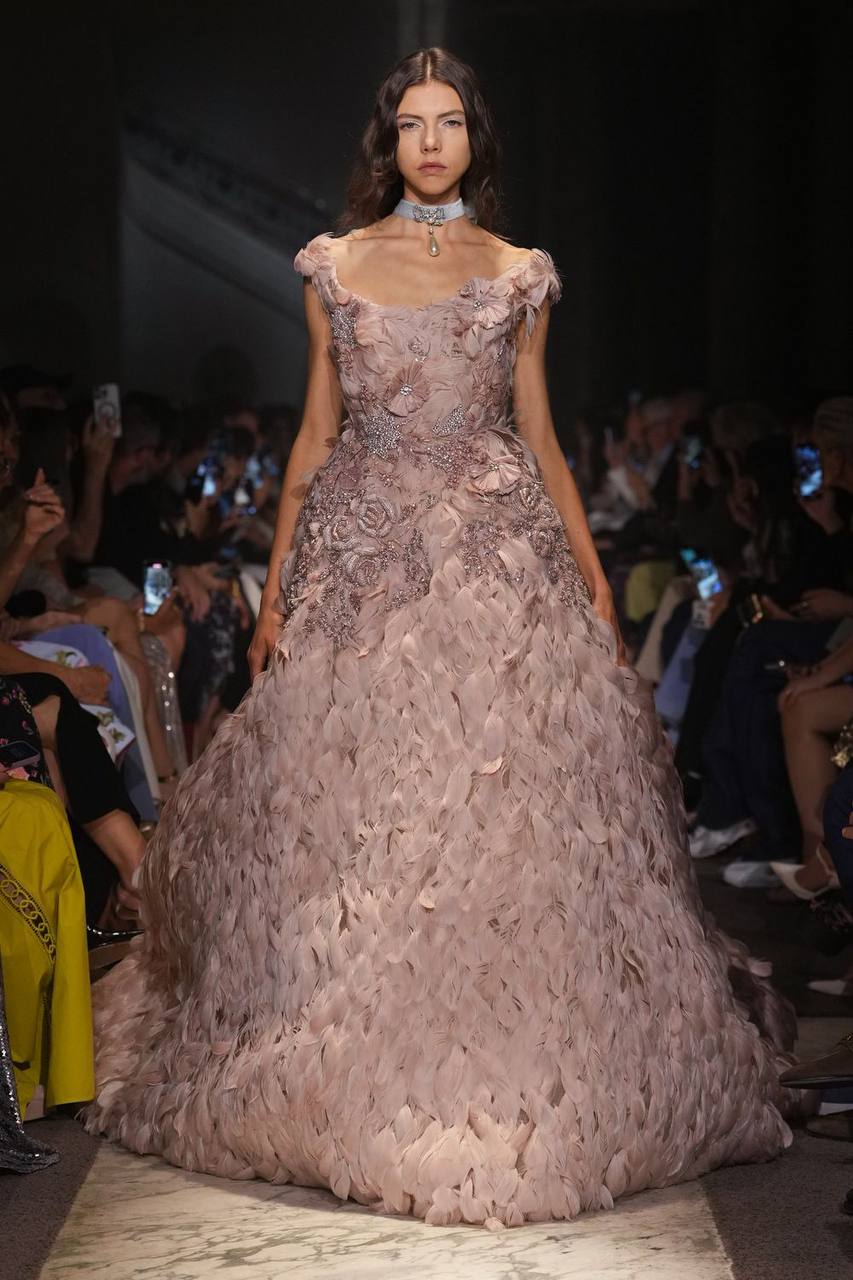 lebanon dress designers Meet Elie Saab, a famous fashion designer from Lebanon. He grew up in a small town during a civil war. But at 8 years old, he was already making dresses for his Size:16/48 KISSBRIDAL | V-Neck Chiffon 25fallreshoot Evening gown