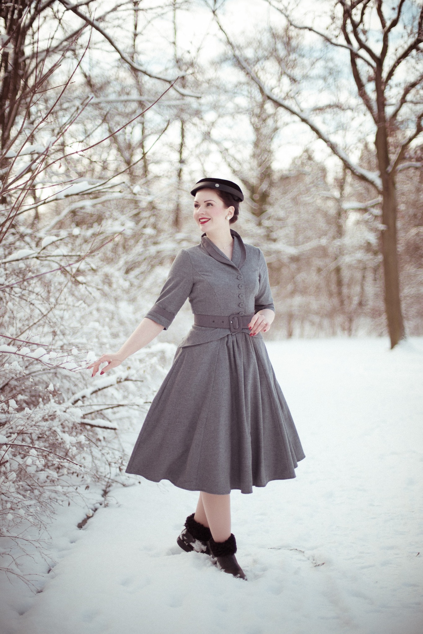grey 1950s dress Step into timeless elegance ✨ Our vintage-inspired Loane-Abalone swing blazer in soft flannel cotton combines charm with modern comfort. Functional buttons, a belted waist, and handy pockets make it Jerry gilden