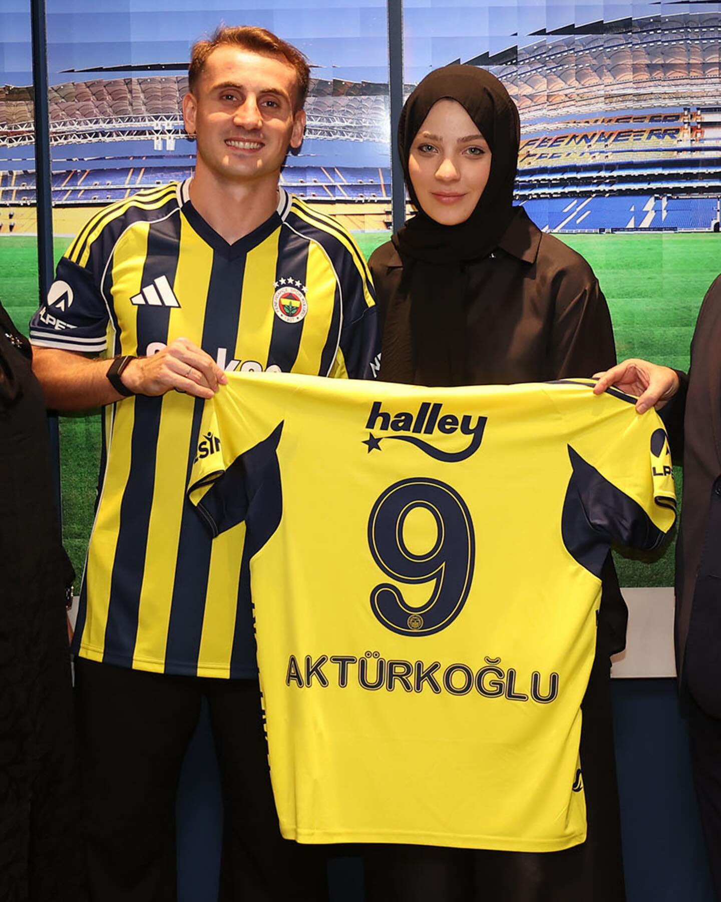 Fenerist.com - Eşi Ceren hanım Kerem Aktürkoğlu’nun Fenerbahçe’ye ...