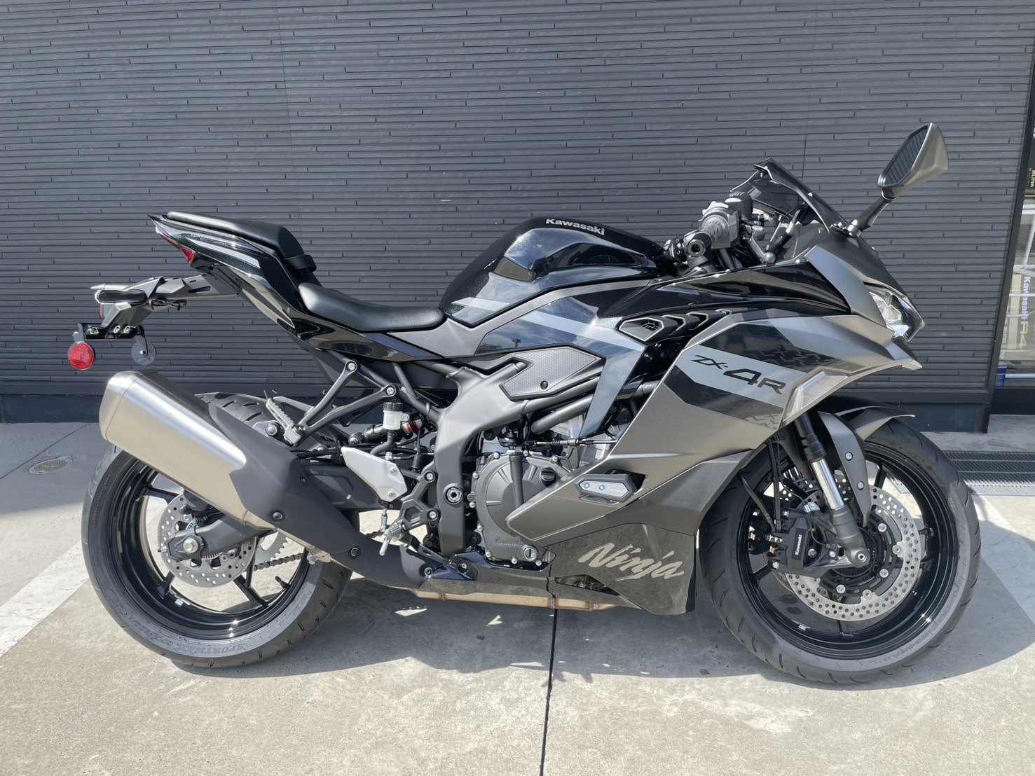 新車入荷のお知らせ】 ZX-4R SEの2027年モデルのグレーが入荷