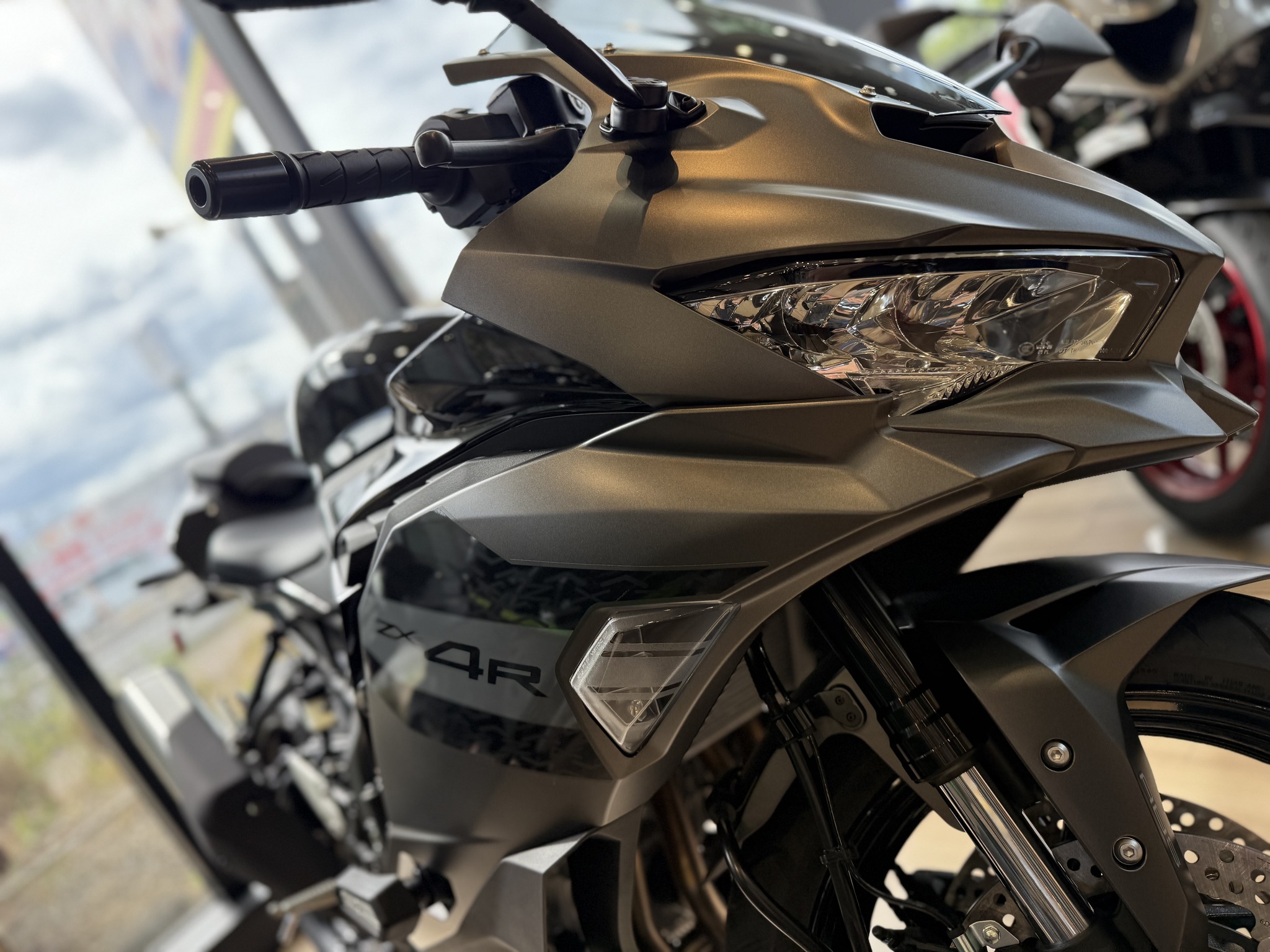 【茶色×グレー】【2枚組】【お値引き】 新車入荷のお知らせ】 ZX-4R SEの2027年モデルのグレーが入荷