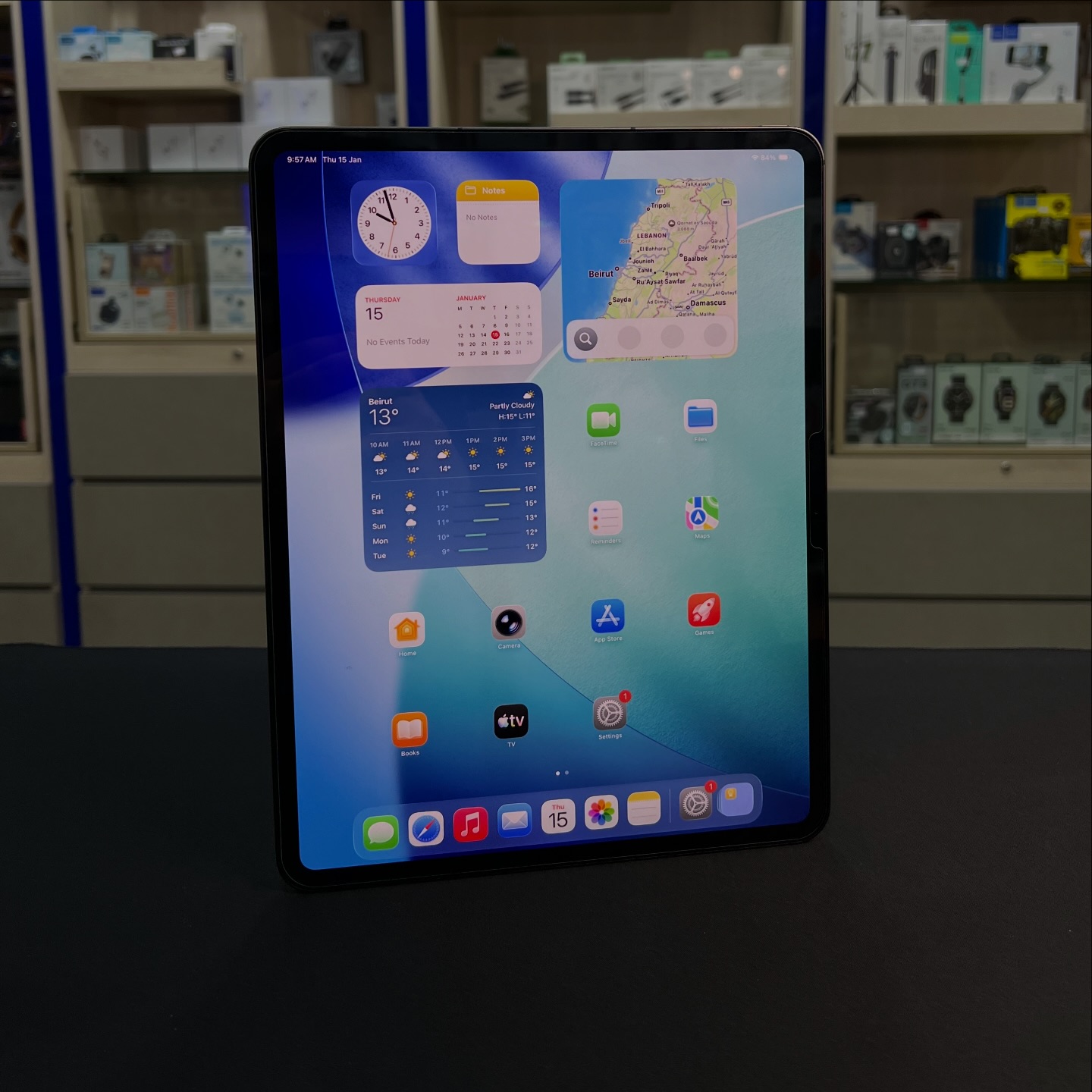 Used iPad Pro 13 Inch 256GB M4 in excellent condition: - M4 Chip 