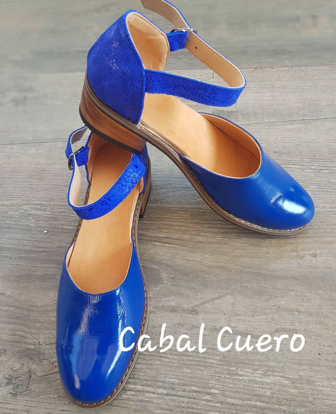 Cabal Cuero - Comparto en color azul liso y texturado...