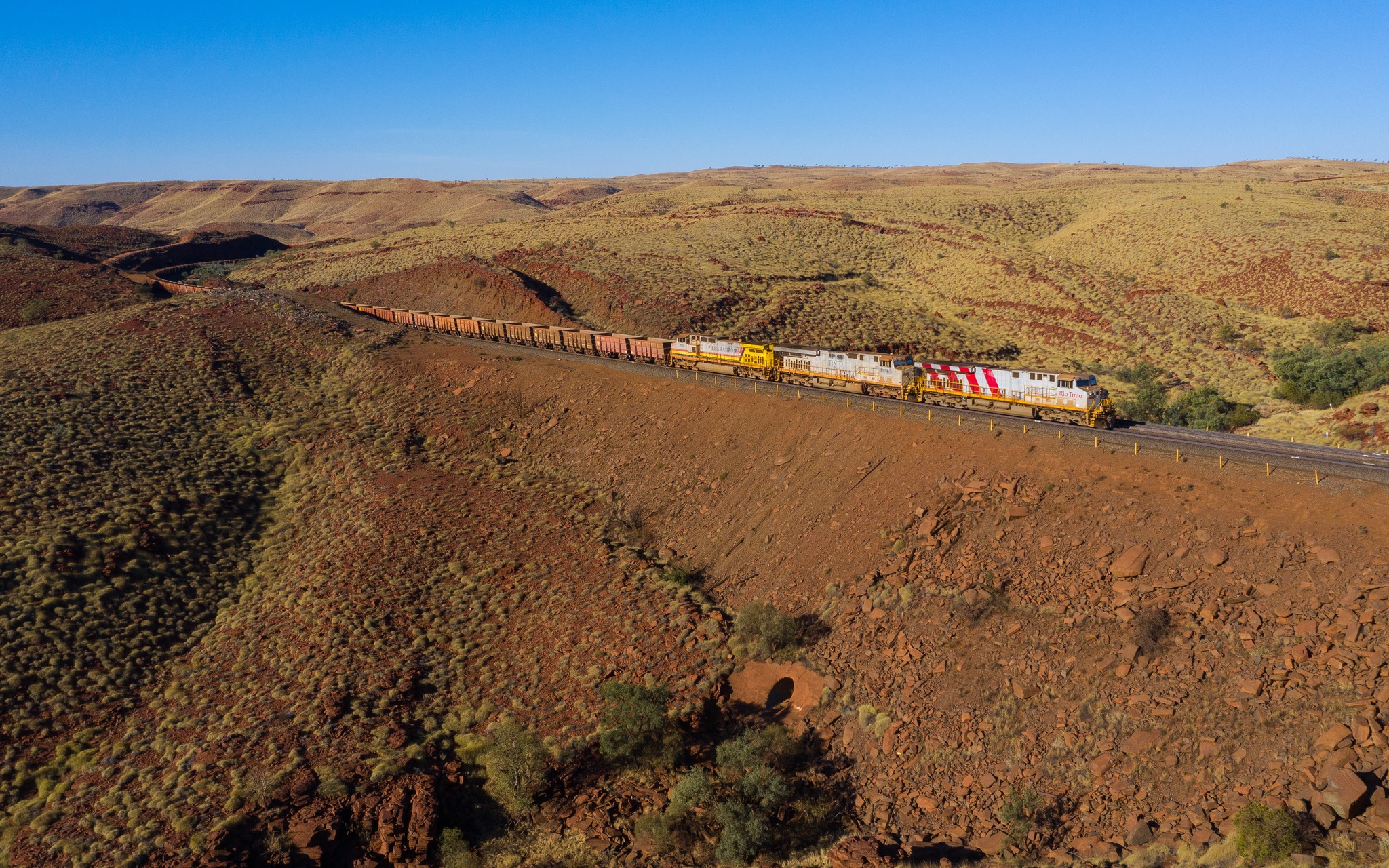 Mtnclimberjoe - The trio of Rio Tinto GE's are at a crawl as they lead ...