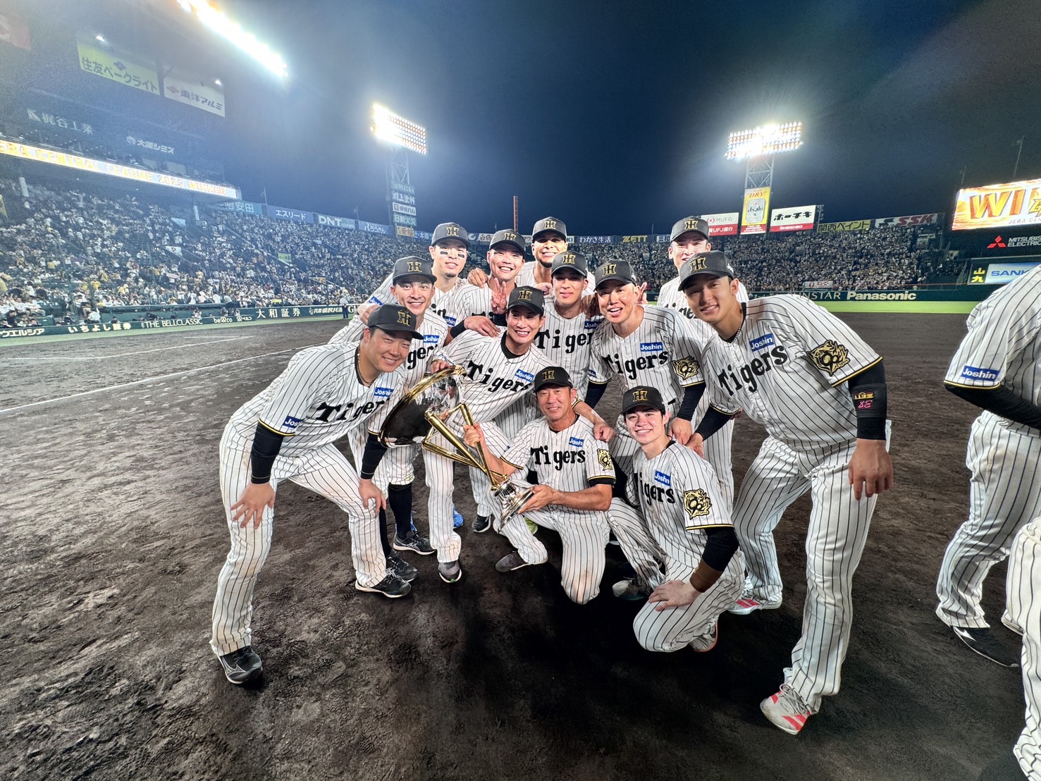 優勝トロフィーを掲げる選手たちです！ グラウンドで歓喜を分かち合う