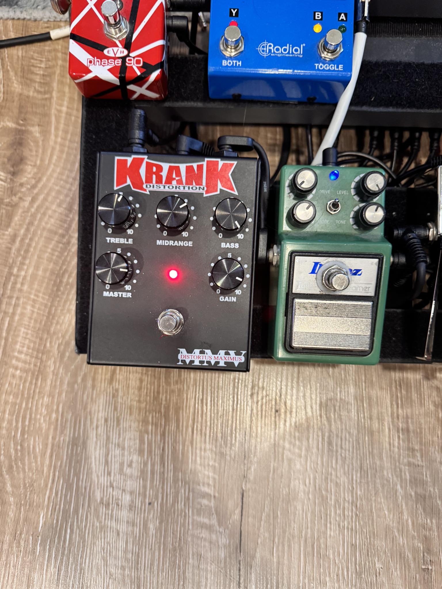 Rebuilding a Krank Distortus Maximus pedal with Vishay orange caps
