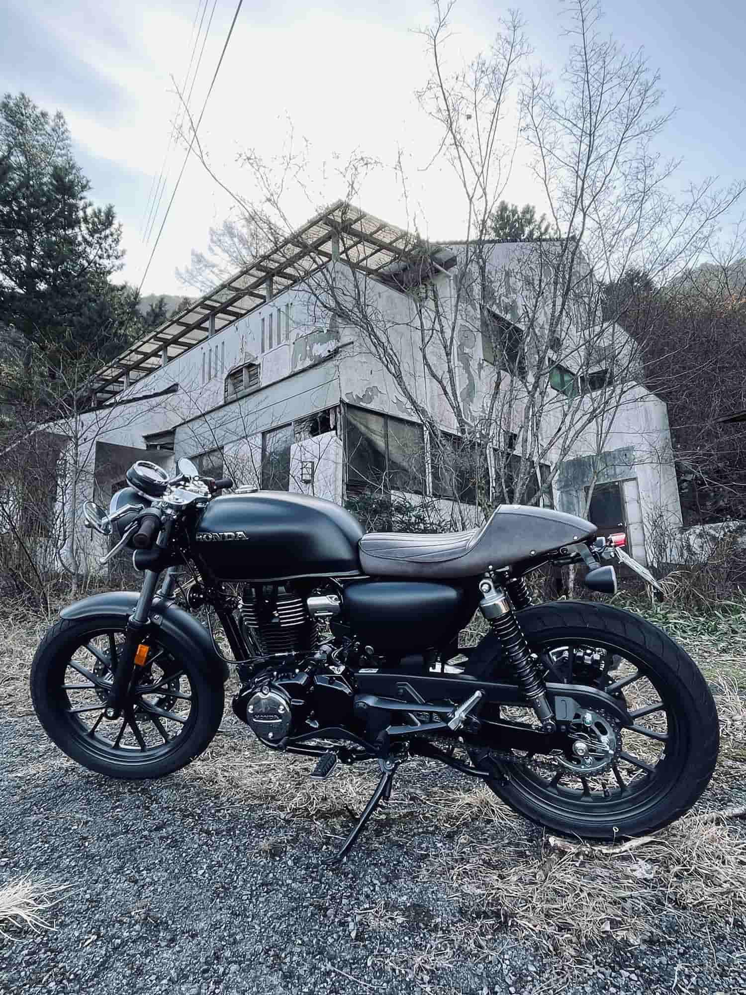 K&H - GB350のオーナー様。 タックロールとリベットの追加 