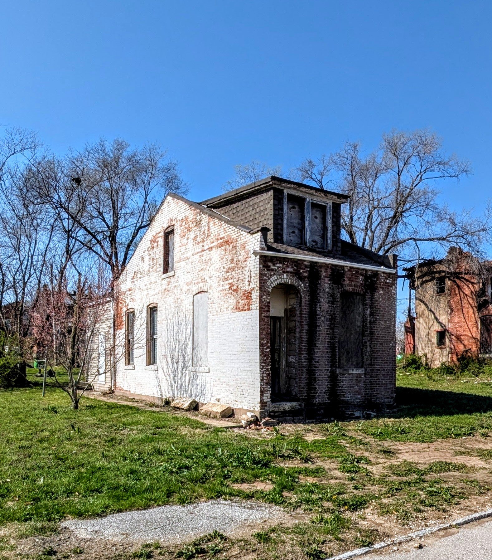 Abandoned house in Saint Louis still occupied
