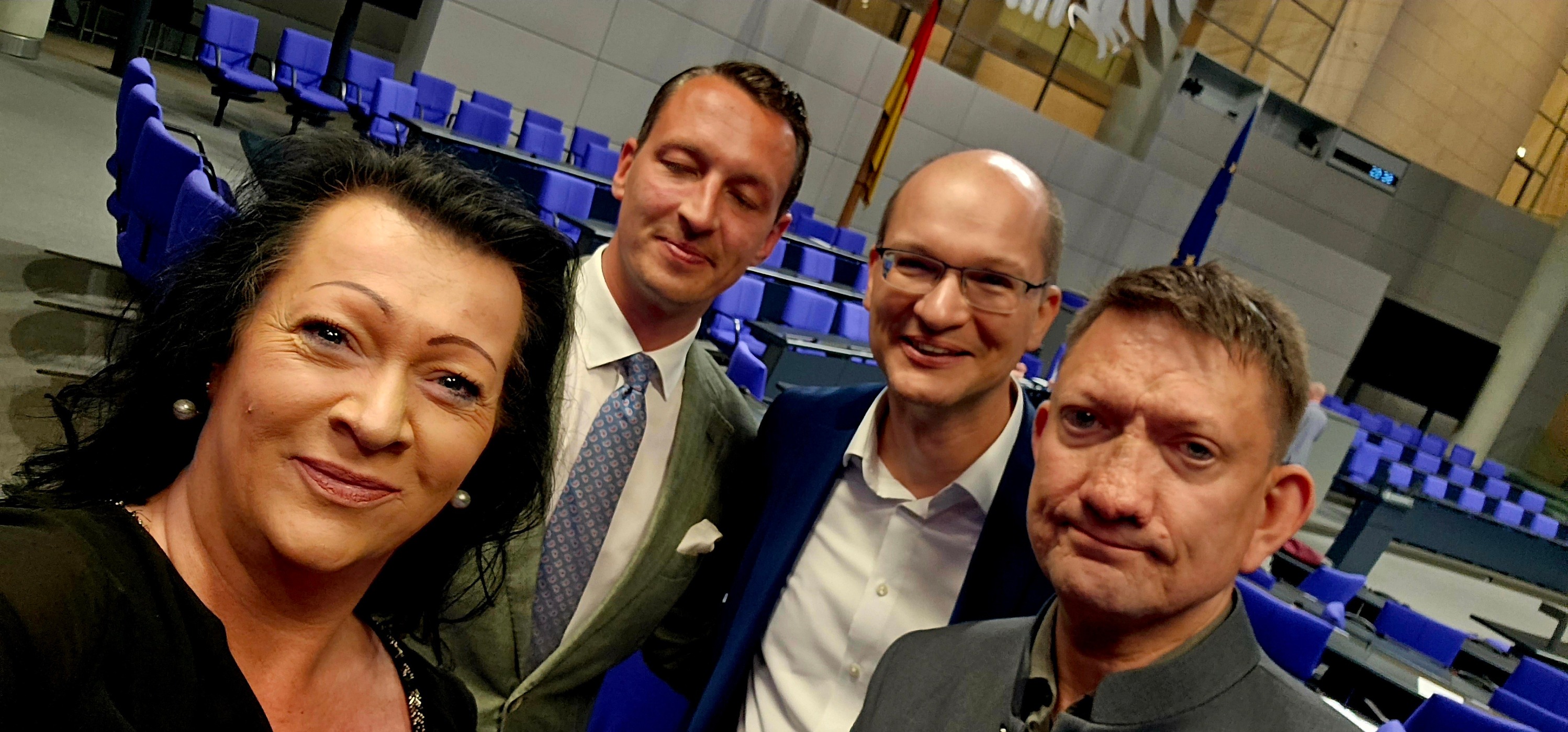 Birgit - Nachdem unser #AfD-Antrag auf #Beflaggung mit 🇩🇪 an ...