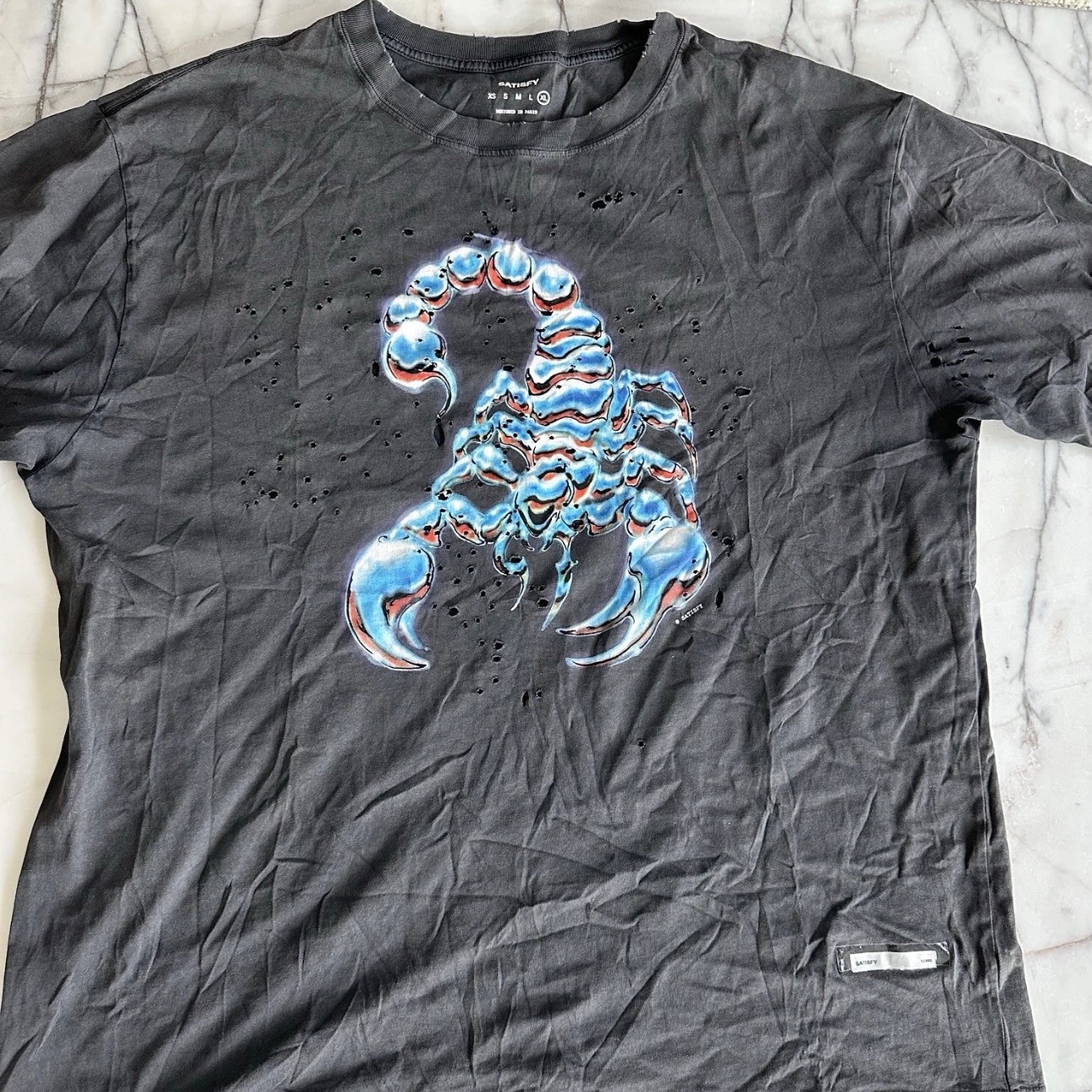 【SATISFY】Trail Master スコーピオン ダメージ加工Tシャツ Satisfy Running Chrome Scorpion Trail Master MothTech XL