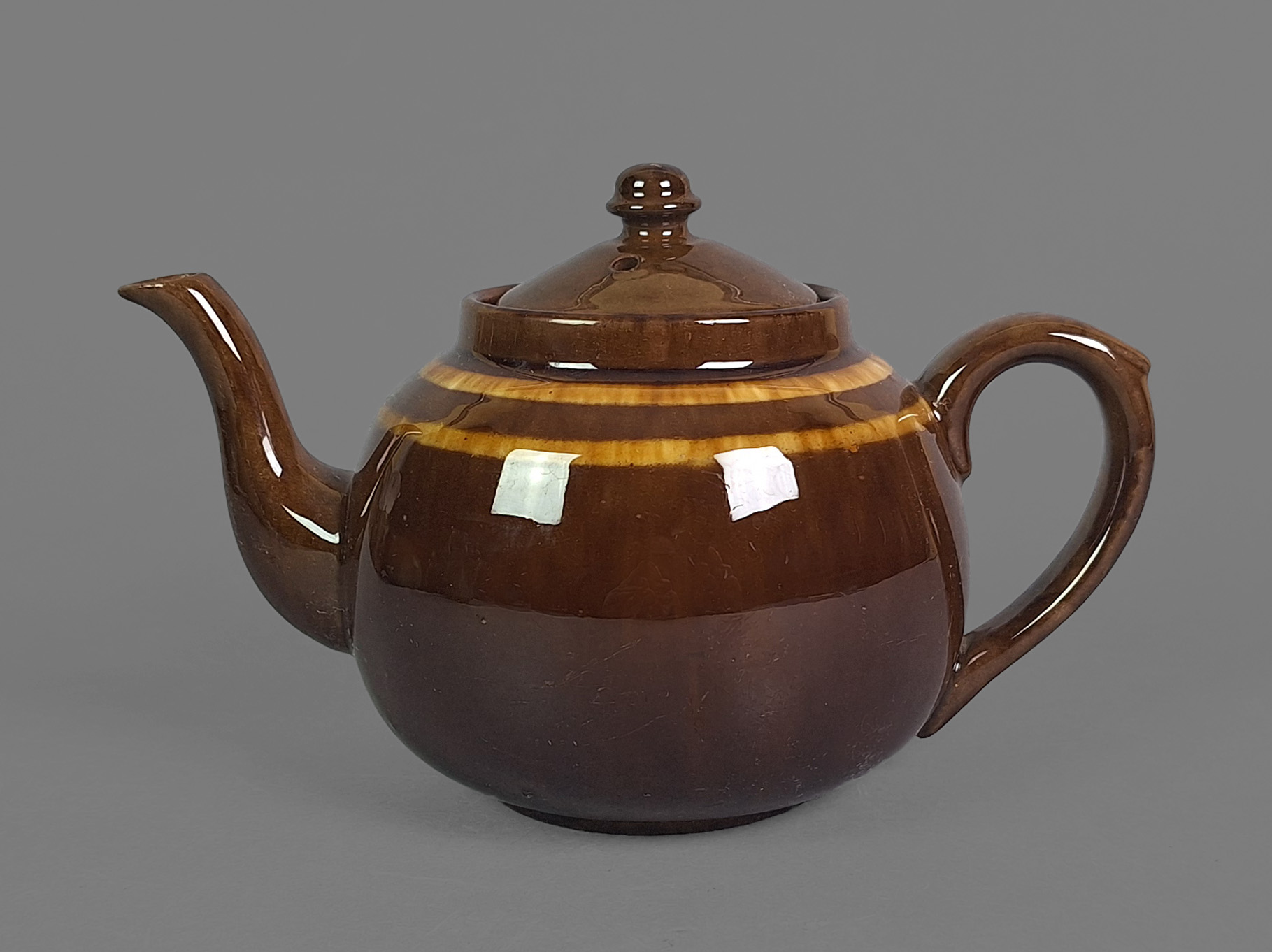 Rheinsberger Steingutfabrik C. & E. Carstens Rheinsberg/Mark, 1930er Jahre. Sammlung KMB.Schenkung Fetzer. Bis 26. Januar 2026 in der Ausstellung >Kaffee oder Tee?< im Keramik-Museum Berlin zu sehen. Foto: Heinz J Theis