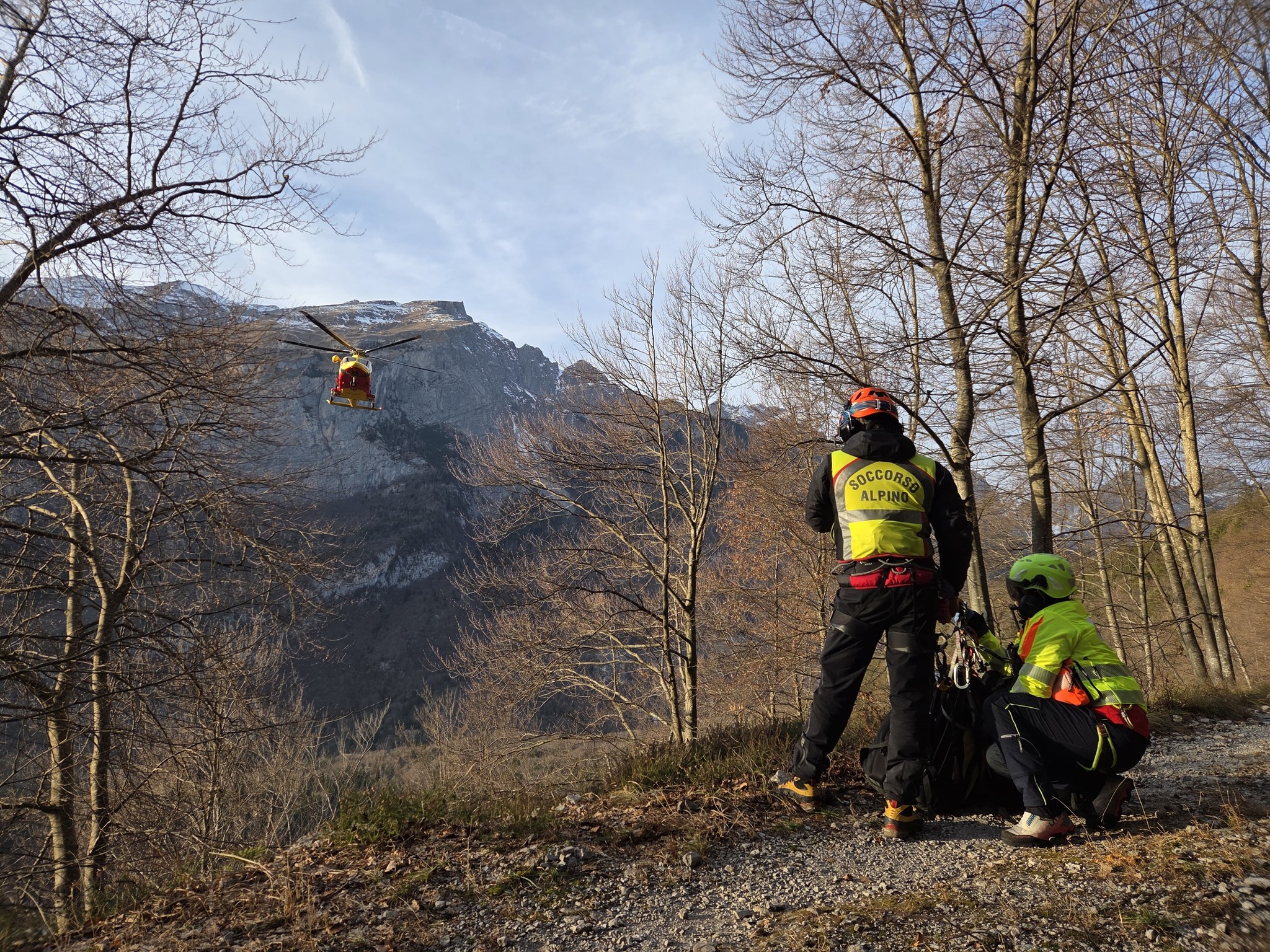 Il - Boscaiolo colpito alla testa da un sasso, scivola e precipita per ...