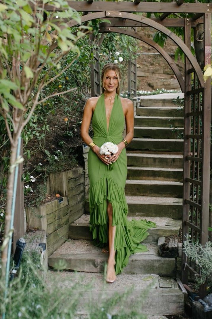 gigi hadid green dress Sisters and Bella wore dresses of their own choosing and went barefoot for their older sister Alana's backyard wedding in LA. 🔗 Purple Nude