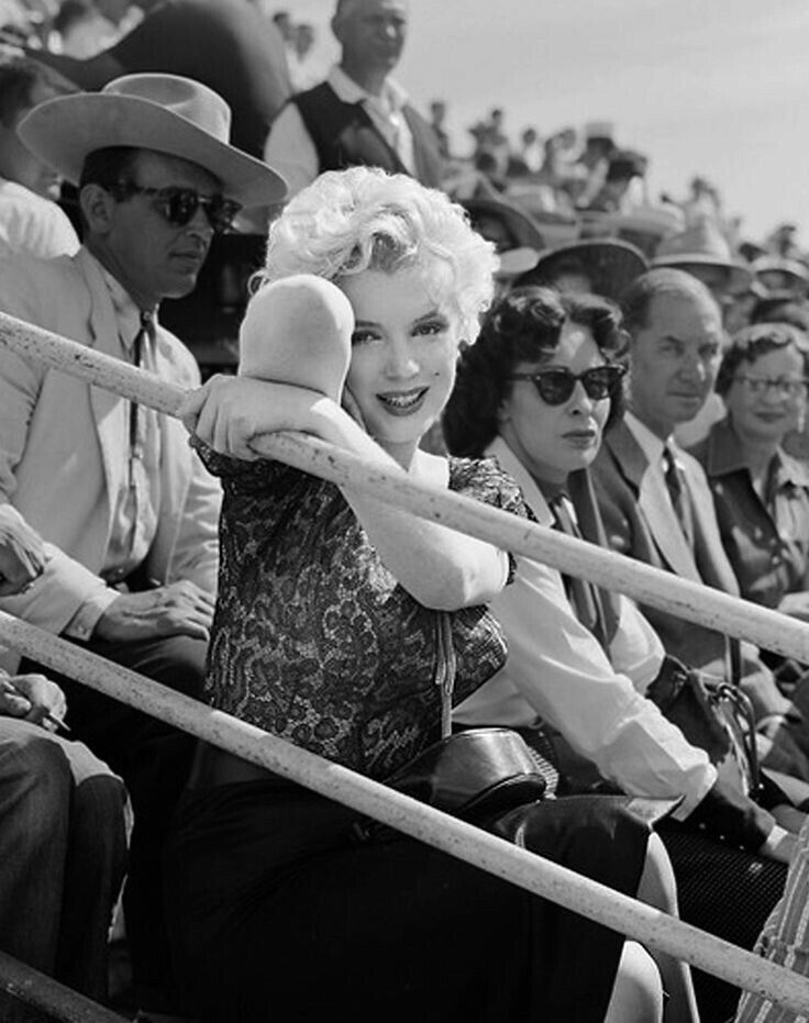 Vintage - 𝐌𝐚𝐫𝐢𝐥𝐲𝐧 𝐌𝐨𝐧𝐫𝐨𝐞 — 𝐁𝐮𝐬 𝐒𝐭𝐨𝐩 (𝟏𝟗𝟓𝟔) 🎬 ‎ Marilyn Monroe attends ...