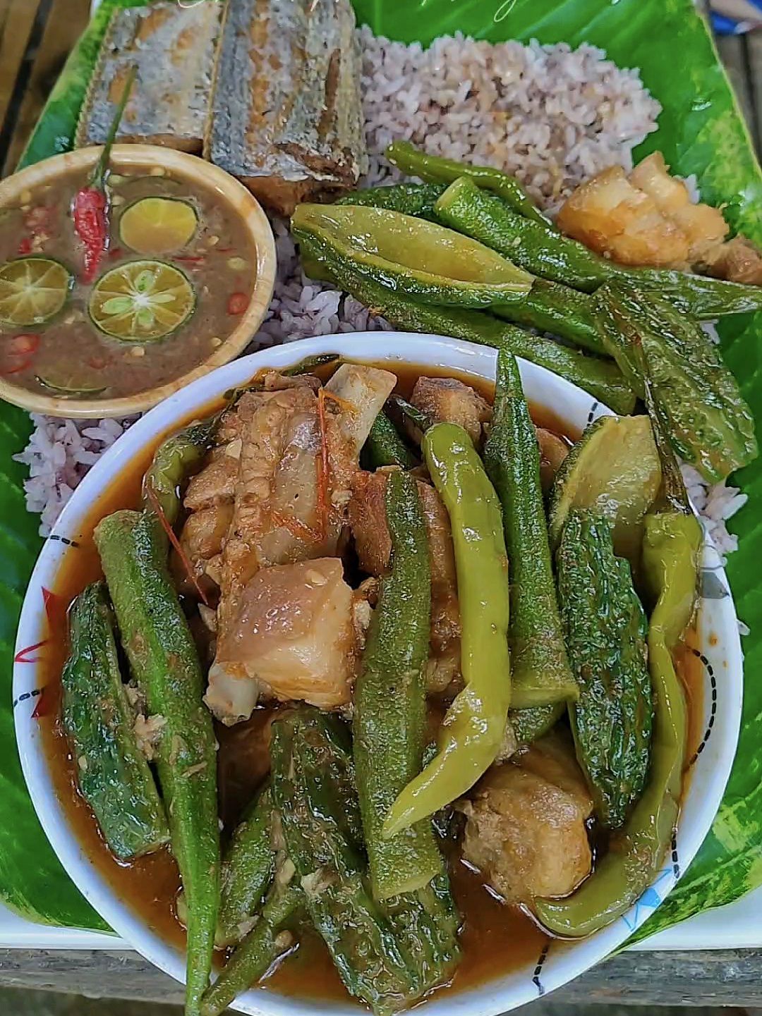 Christopher - Gulay isda at may sawsawan na bagoong sili kalamansi😋😋