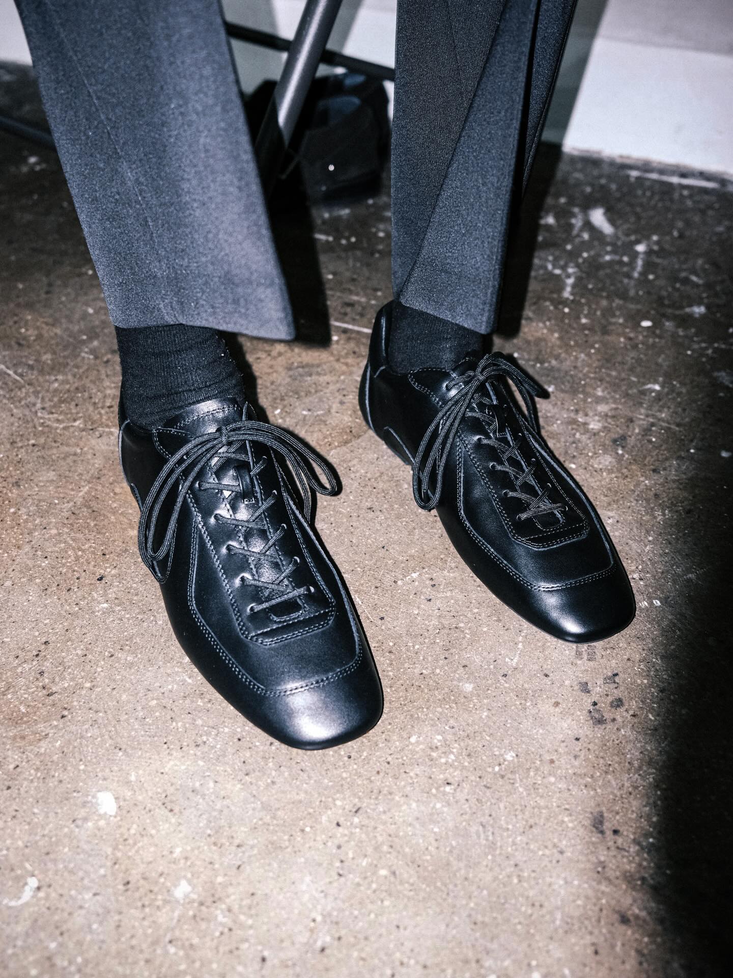 로스트 - UNIFORM Driving Sneakers _ Black 플랫한 실루엣과 낮은