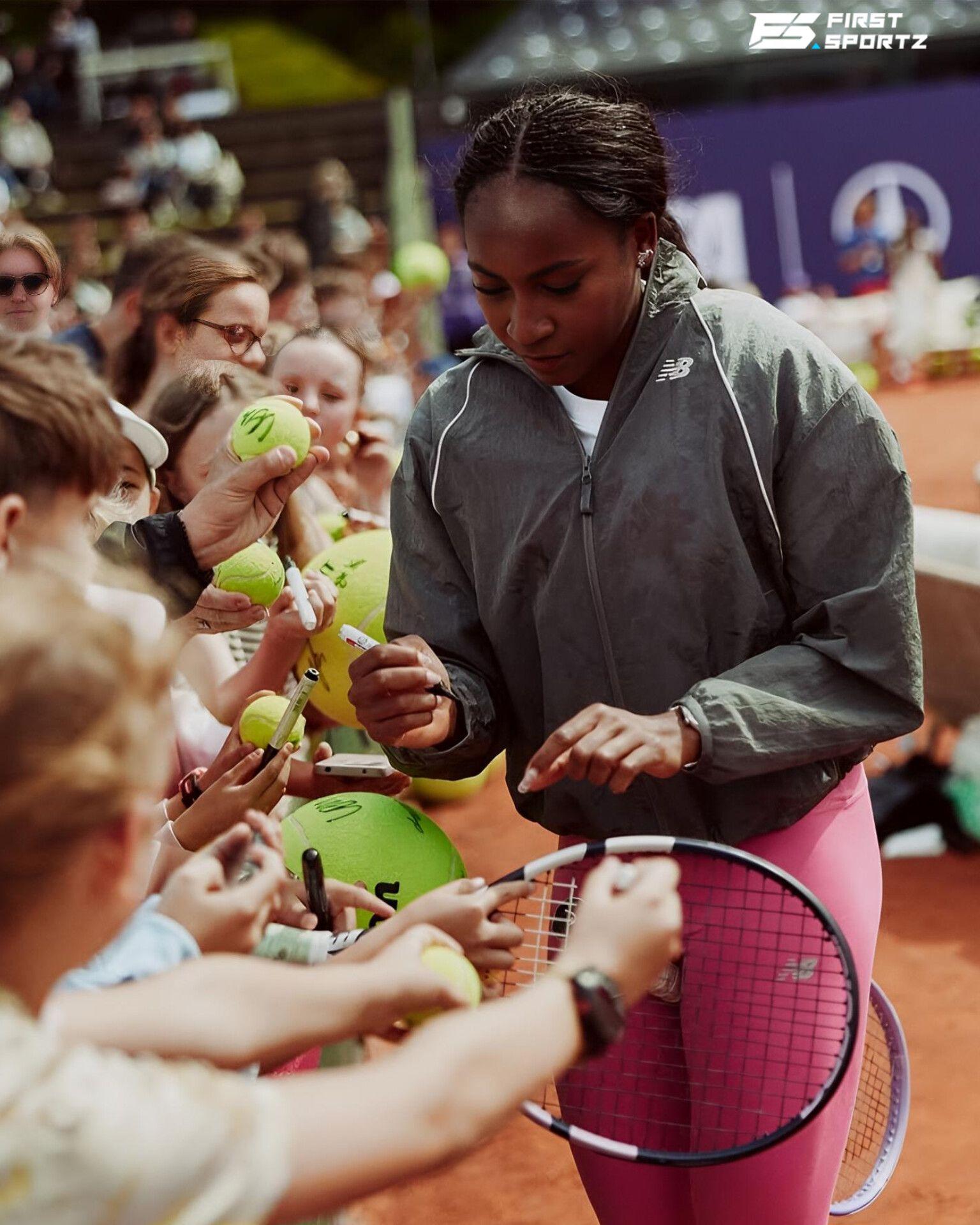 女子プロテニスプレイヤー ココ・ガウフ 直筆サインフォト Coco Gauff Coco Gauff signs autographs for her fans in Berlin