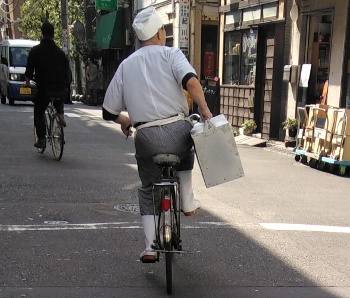 昔は出前…今じゃウーバー。 出前といえば「おかもち」 私が子どもの頃