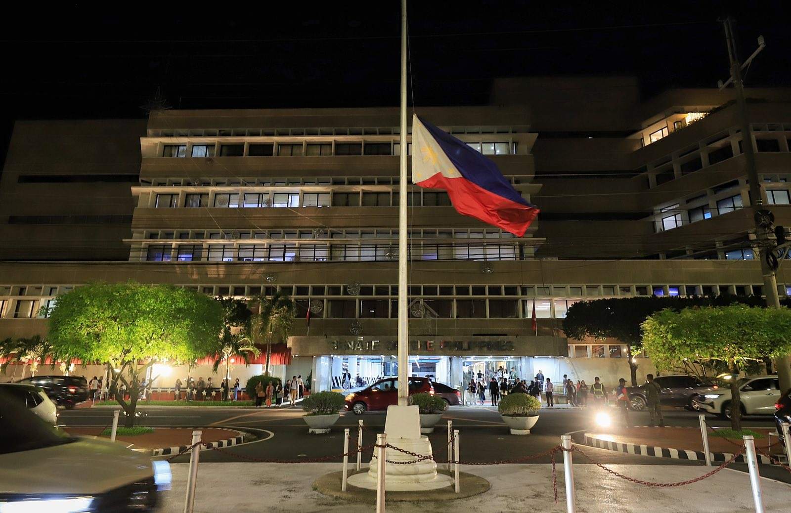 News5 - PHILIPPINE FLAG FLOWN AT HALF-MAST Kasalukuyang naka-half-mast ...