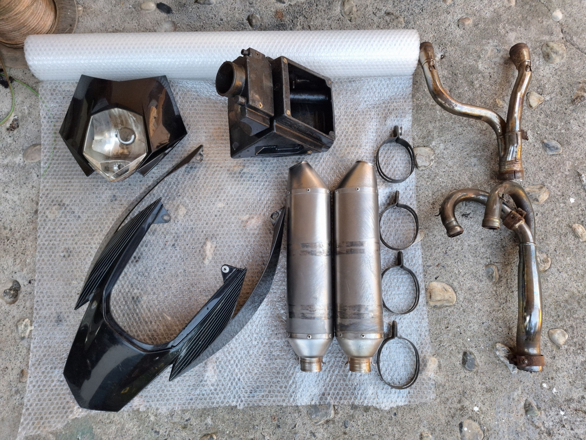 I am selling new two-in-one exhaust manifolds for Ducati Pantah or